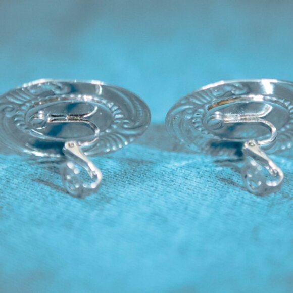 BEAUTIFUL VINTAGE Oval Polished Silver Tone Metal Clip On Earrings w Tur… - Picture 5 of 9